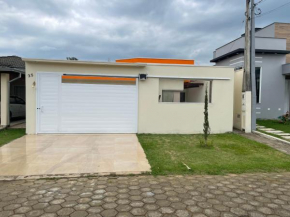Casa com piscina em condomínio